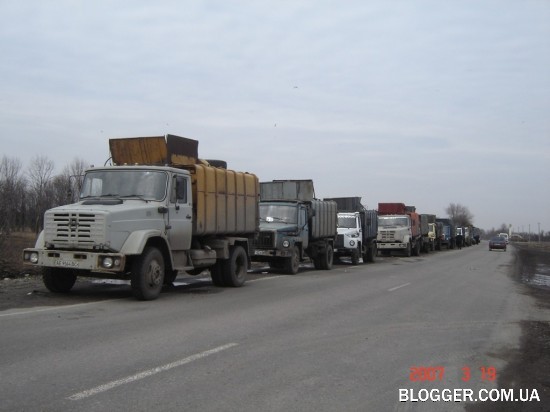 Очередь из машин протянулась на 2 км. "Не ожидали", как говорится...